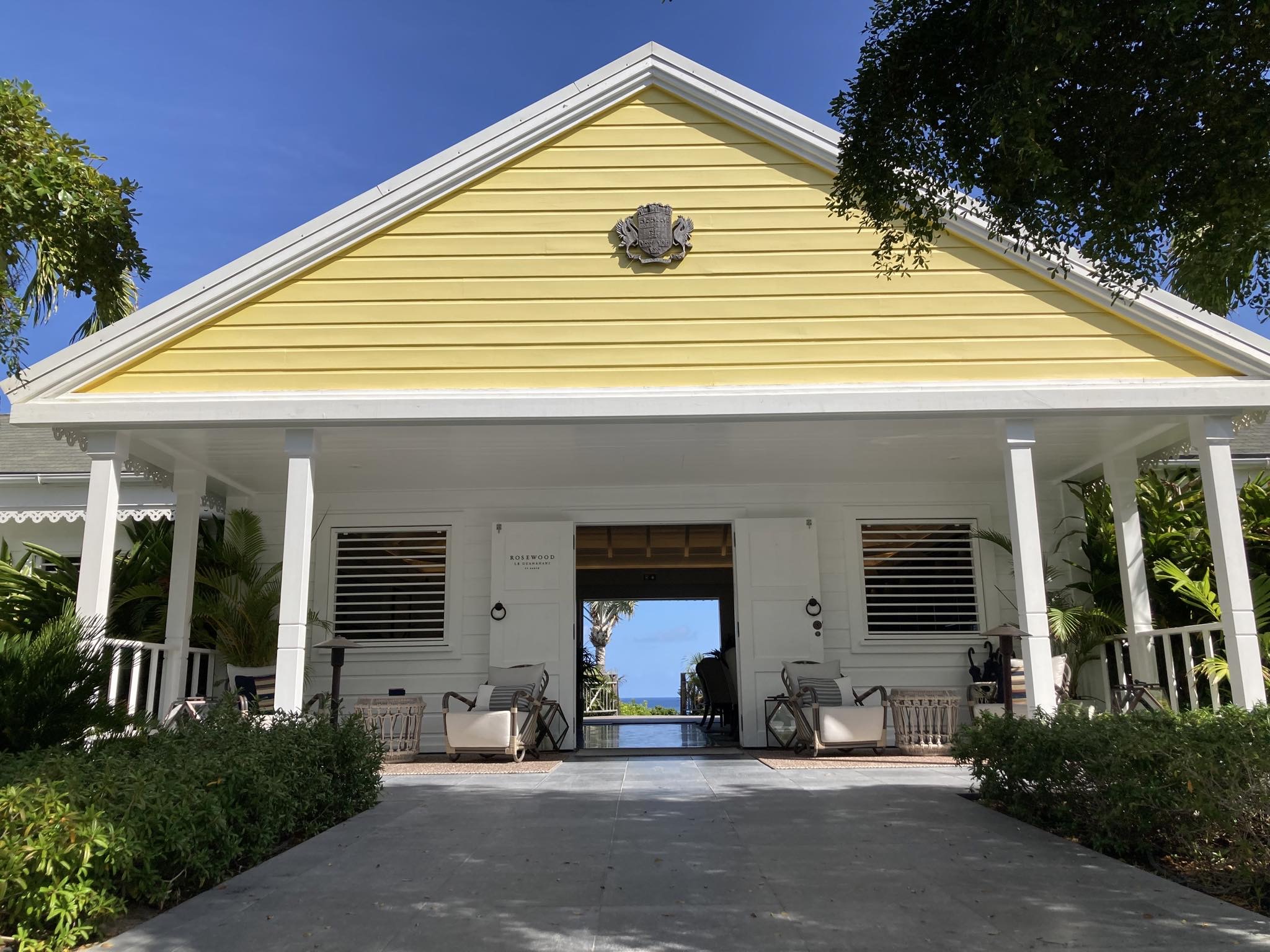 Photo de référence d'une maison jaune à Saint-Barthélemy avec une architecture traditionnelle.