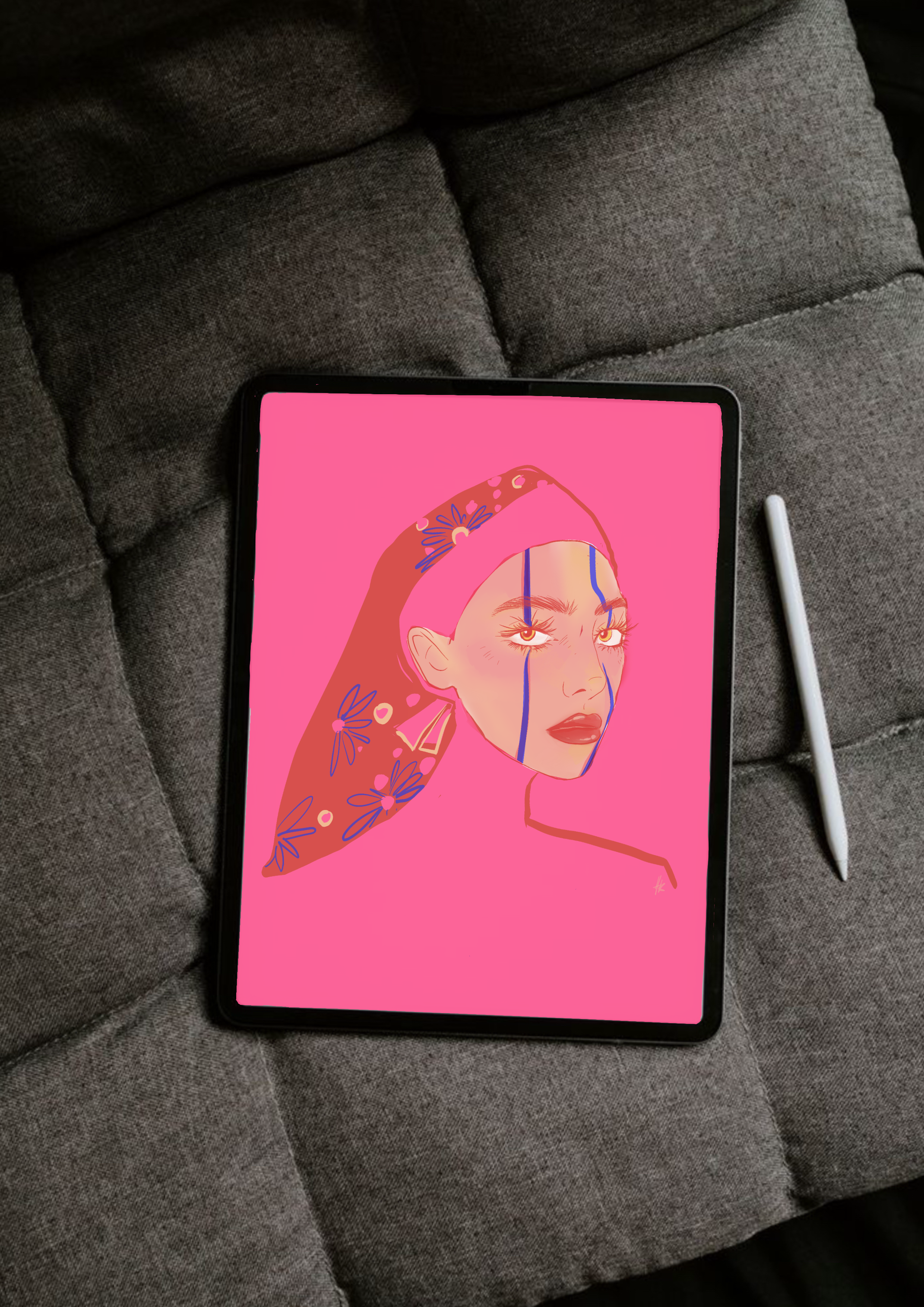 Illustration contemporaine et audacieuse affichée sur un iPad, représentant une femme avec un foulard floral rouge et des lignes graphiques bleues sur un fond rose vibrant, posé sur un coussin gris avec un stylet blanc à côté.