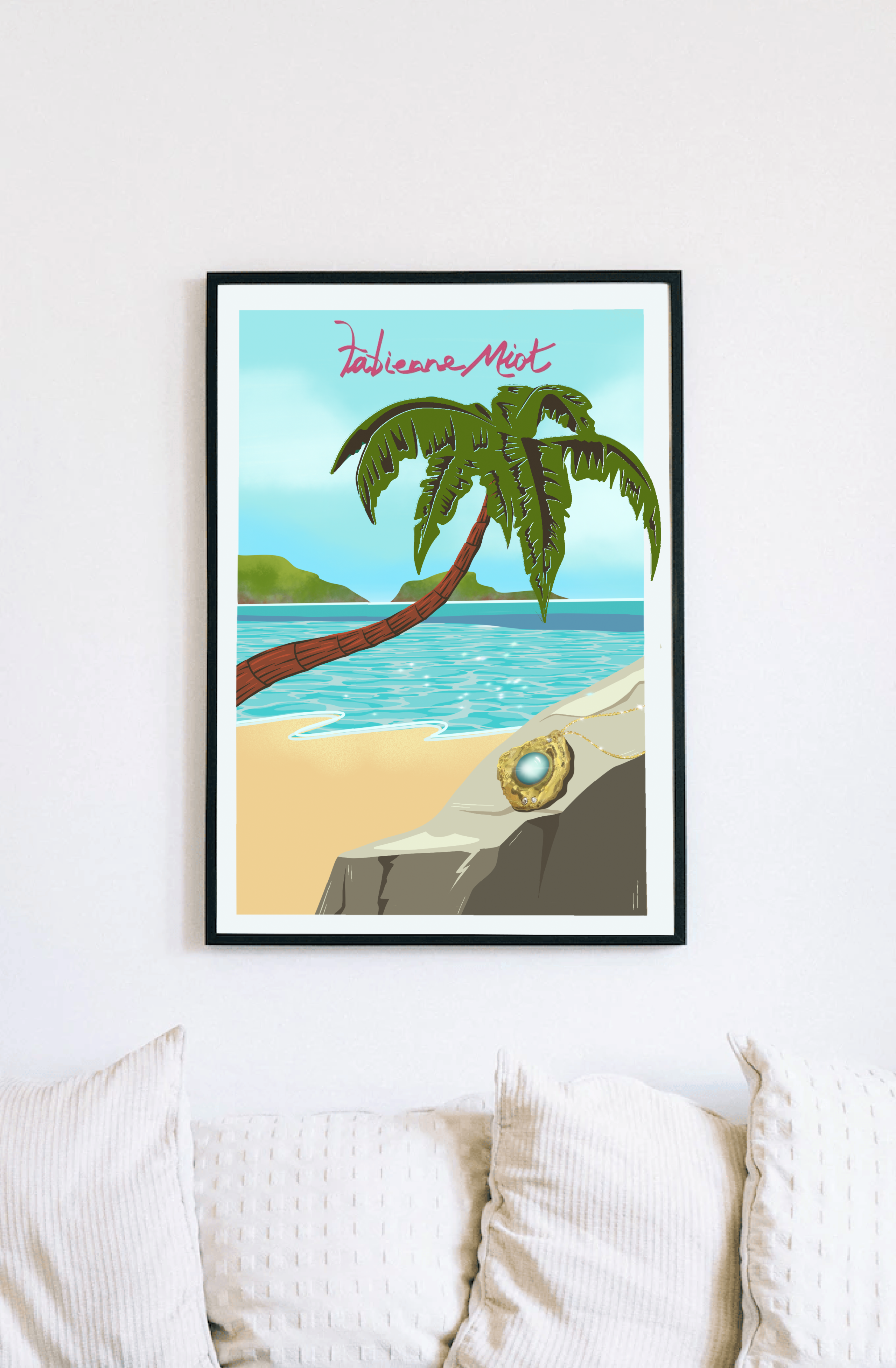 Mockup d’une affiche encadrée représentant une illustration tropicale avec un palmier, une mer turquoise et un bijou doré en forme d’huître, dans un intérieur lumineux avec des coussins blancs.